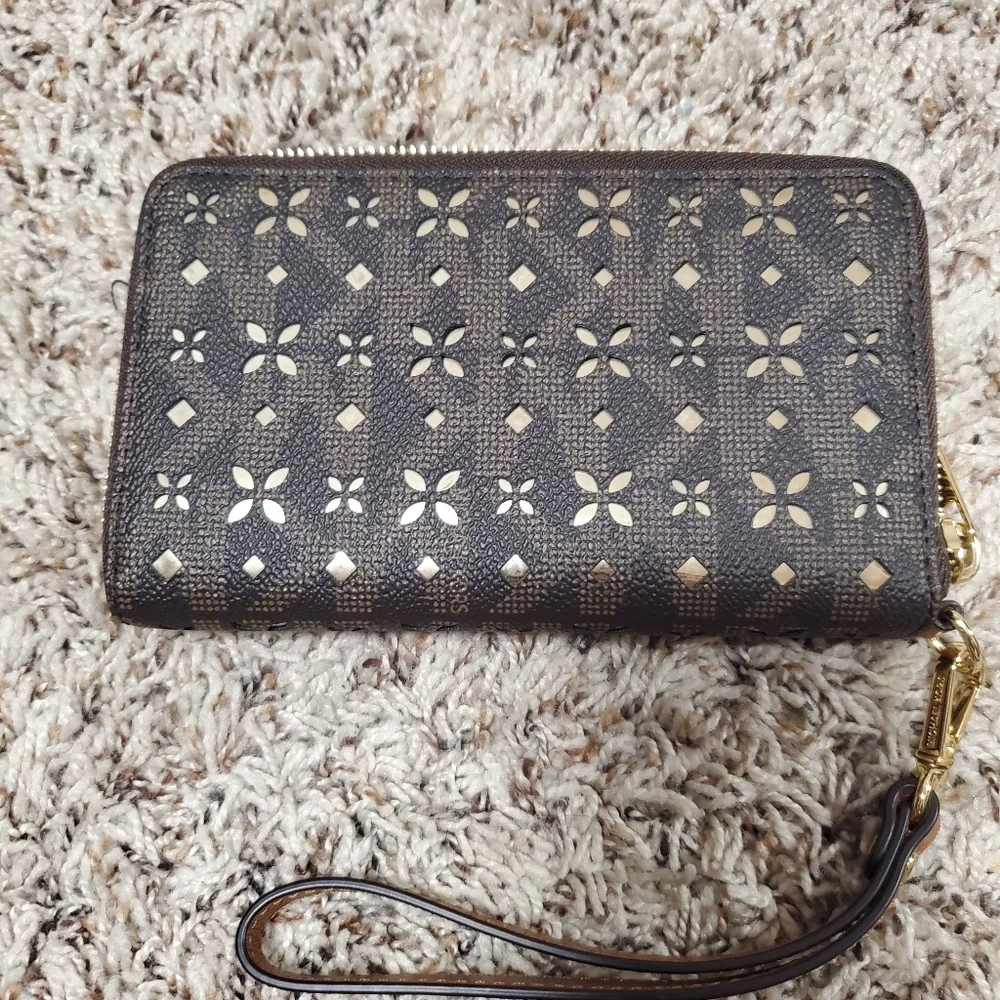 Micheal Kors Signature Wristlet